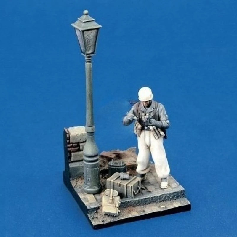 1/35 Scale Die-Cast Resin Figure Model Kit WWII German Paratrooper Vignette & Base Unassembled and Unpainted