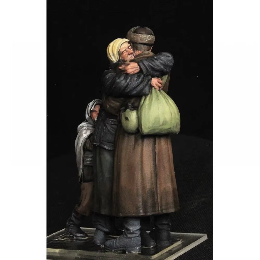 1/35 Soviet Mother and Children Reunion (3 Figures), Resin Model Figure Soldier, Military Themes, Unassembled and Unpainted Kit