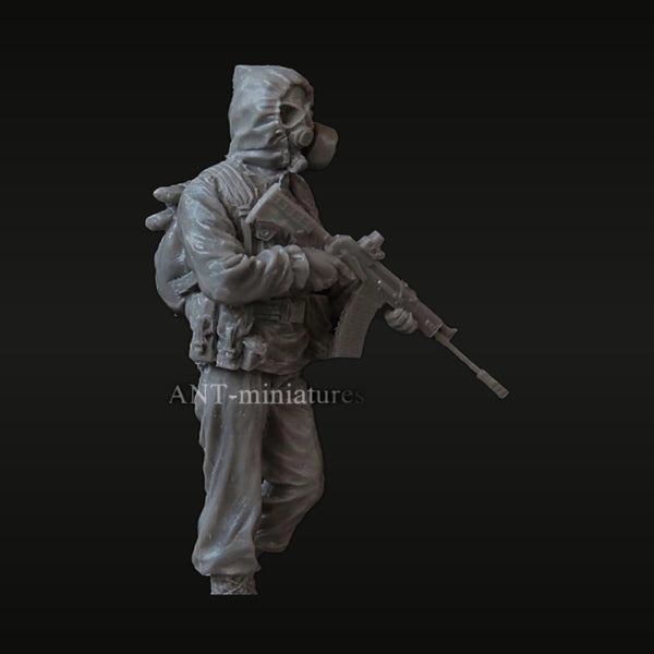 Modern Tactical Soldier with Gas Mask and AK-Type Assault Rifle 1/35 Resin Figure Kit
