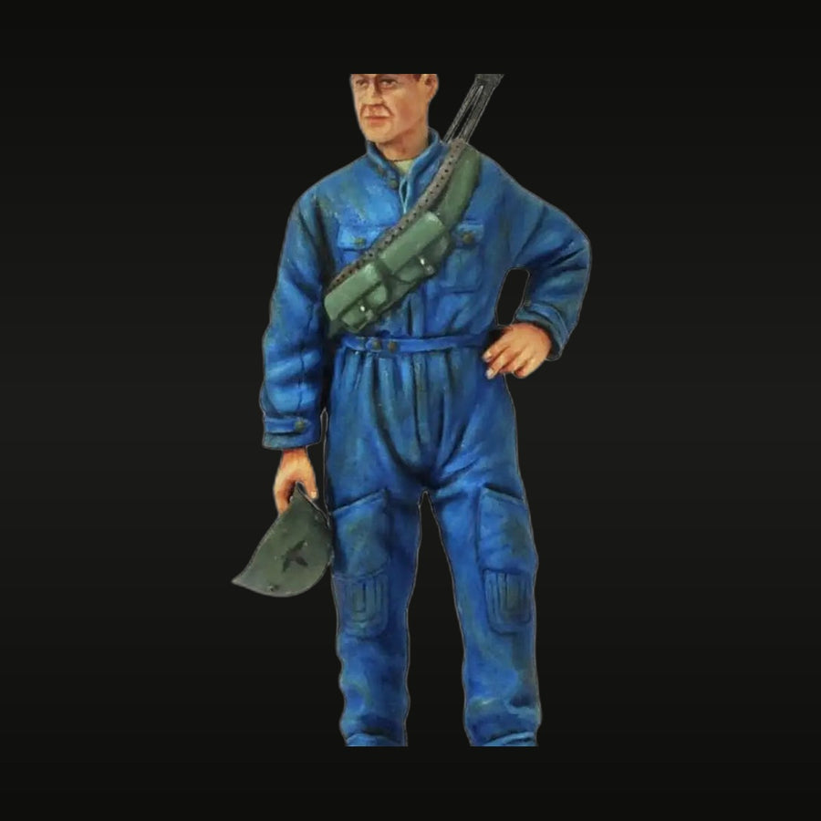 WWII Soviet Soldier with Entrenching Tool 1/35 Resin Figure Kit - unpainted resin model kit