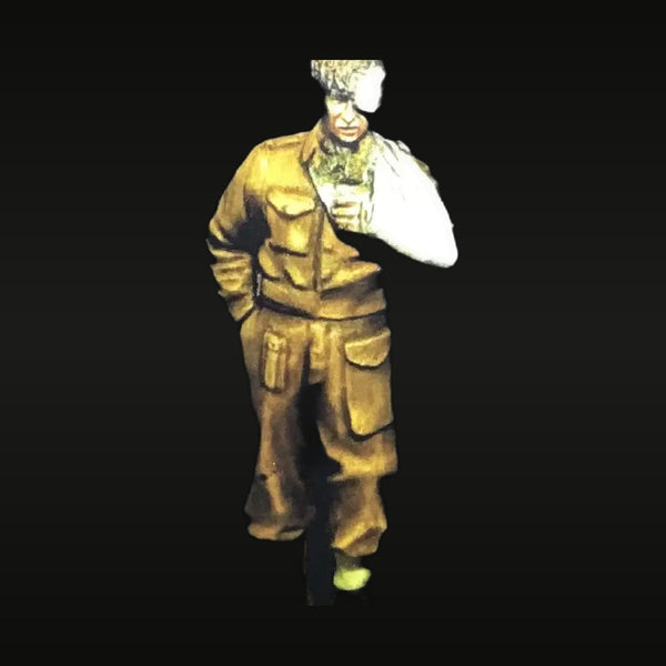 WWII Japanese Soldier with Arm Bandage Tropical Uniform 1/35 Resin Figure Kit