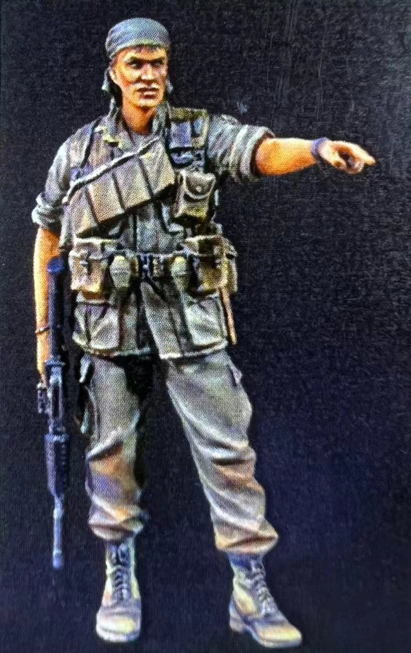 Vietnam War US Army Soldier with M16 Pointing 1/35 Resin Figure Kit - unpainted resin model kit