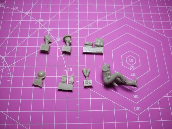 WWII Female Soldier Single-Part Resin Figure Kit 1/35 with Accessories