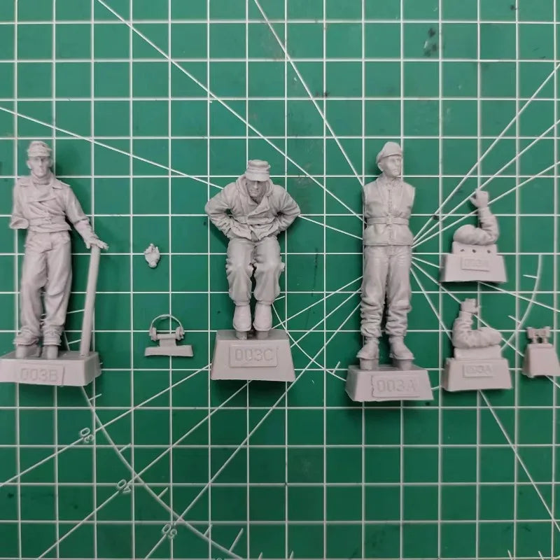 WWII German Tank Crew 4-Figure Set with Turret 1/35 Resin Kit - resin model view 2