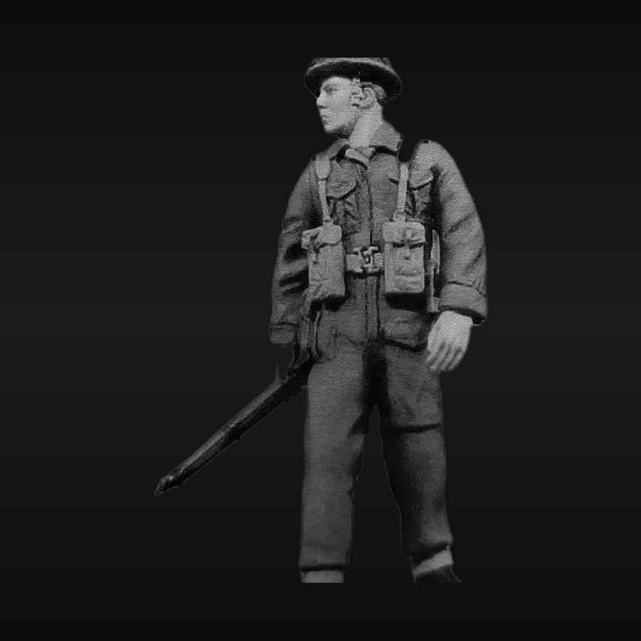 WWII British Soldier with Lee-Enfield Bayonet Pith Helmet 1/35 Resin Figure Kit - unpainted resin model kit