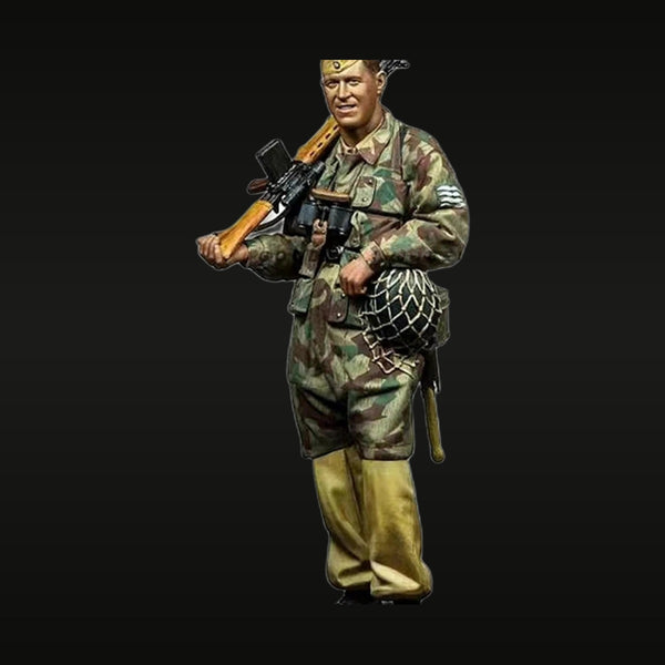 WWII German Fallschirmjäger with MP40 Camouflage Smock 1/35 Resin Figure Kit