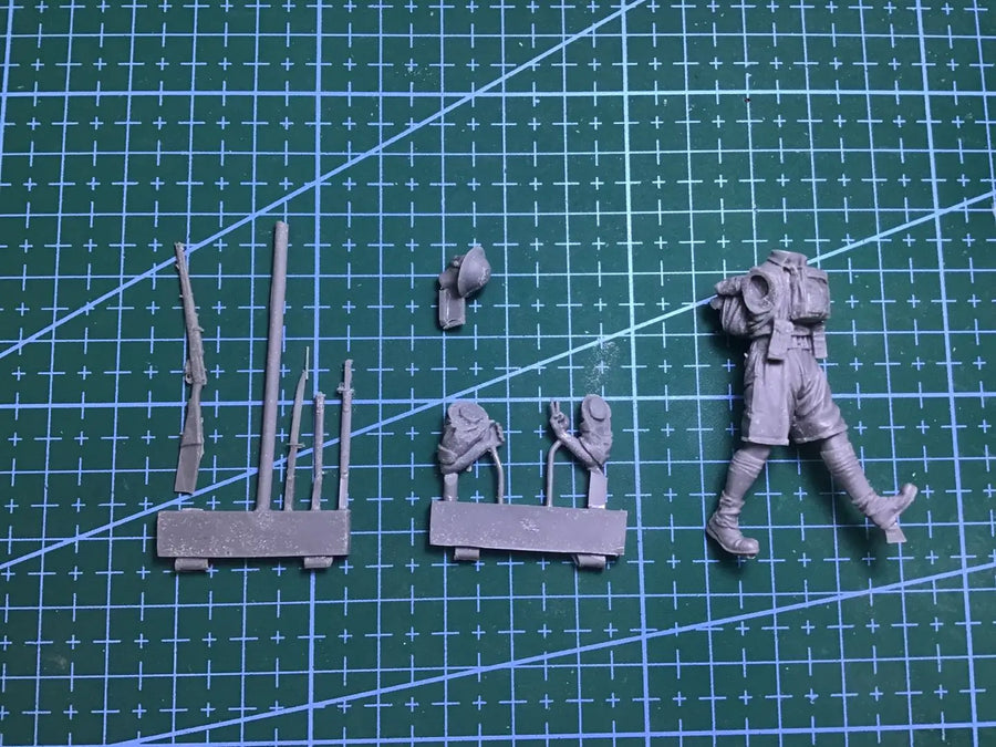 1/35 Resin Model Figure Gk，British Soldier , Unassembled and Unpainted Kit