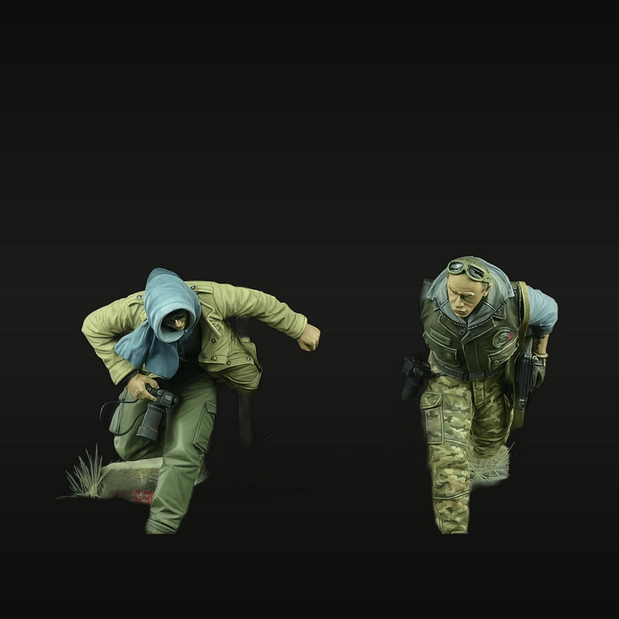 Modern Tactical Operators with Camera & Rifle 1/35 Resin Figure Kit - unpainted resin model kit