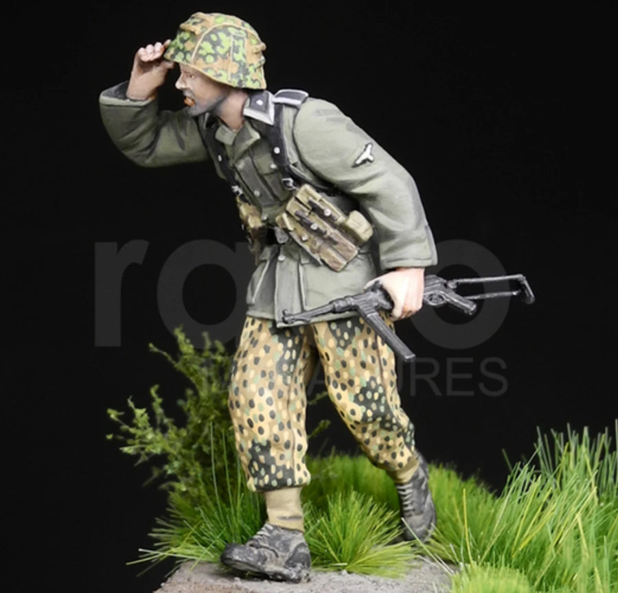 WWII German SS Soldiers with MP40 & Kar98k Late War 1/35 Resin Figure Kit - resin model view 3