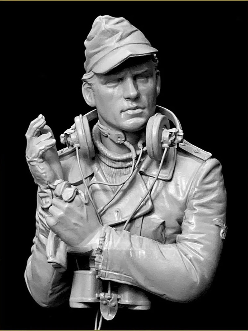 1/10 Resin Bust Assembled Model Kit History Hobby Miniature Panzer Officer WWII Unassembled and Unpainted Diorama