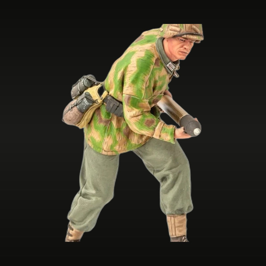 WWII German Infantry Grenadier with Stick Grenade 1/16 Resin Figure Kit - unpainted resin model kit