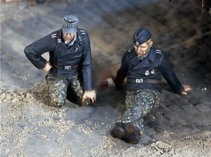 1/35 Scale Die-Cast Resin Figure Model Kit WWII German Tiger Tank Crew at Rest 2 Figures Unassembled and Unpainted