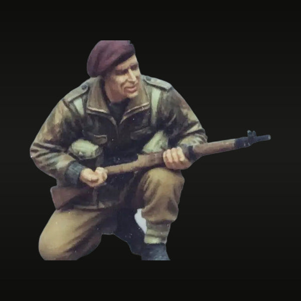 WWII British Paratrooper with Lee-Enfield Rifle Purple Beret 1/35 Resin Figure
