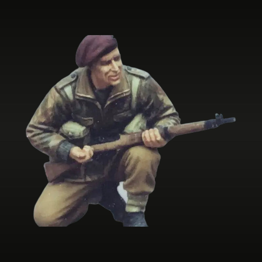 WWII British Paratrooper with Lee-Enfield Rifle Purple Beret 1/35 Resin Figure - unpainted resin model kit