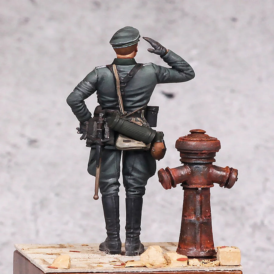 WWII German Wehrmacht Officer Saluting with Fire Hydrant 1/35 Resin Figure Kit - resin model view 2