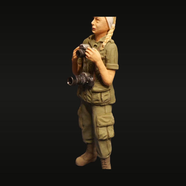 WWII War Correspondent with Camera 1/35 Resin Figure Kit