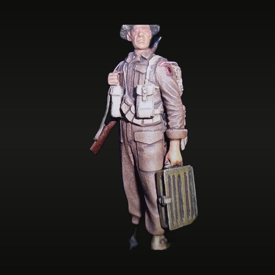 WWII British Gunner No.2 with Ammunition 1/35 Resin Figure Kit - unpainted resin model kit