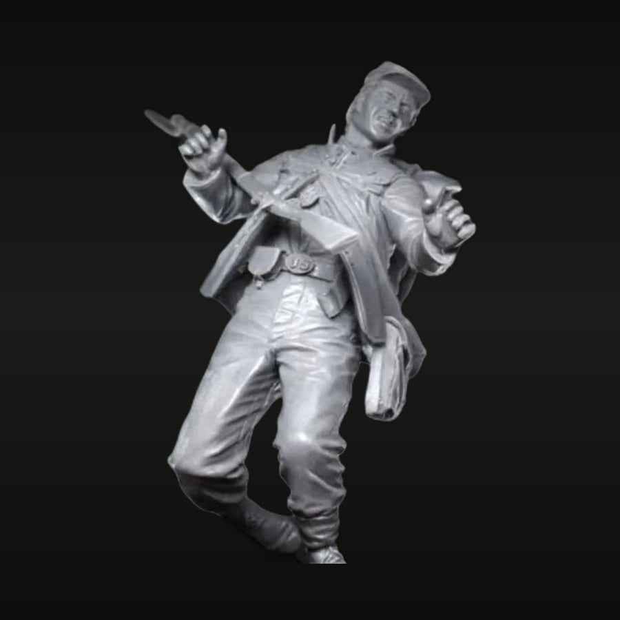 American Civil War Union Soldier Charging with Bayonetted Rifle 1/35 Resin Figure Kit - unpainted resin model kit