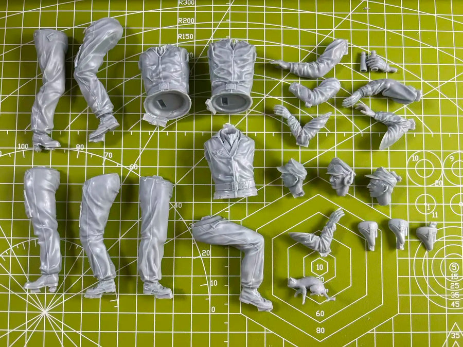 WWII German Tank Crew 3-Figure Set 1/16 Scale Resin Kit - resin model view 3