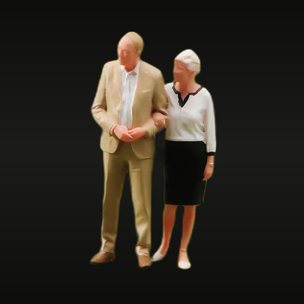 Elderly Couple Walking 1/24 Resin Figure Set - Miniature Diorama