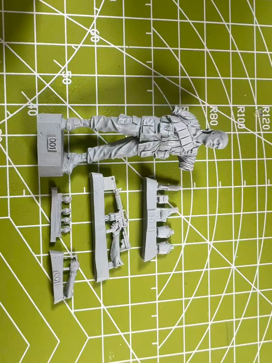 Vietnam War US Army Soldier with M16 Pointing 1/35 Resin Figure Kit - resin model view 3