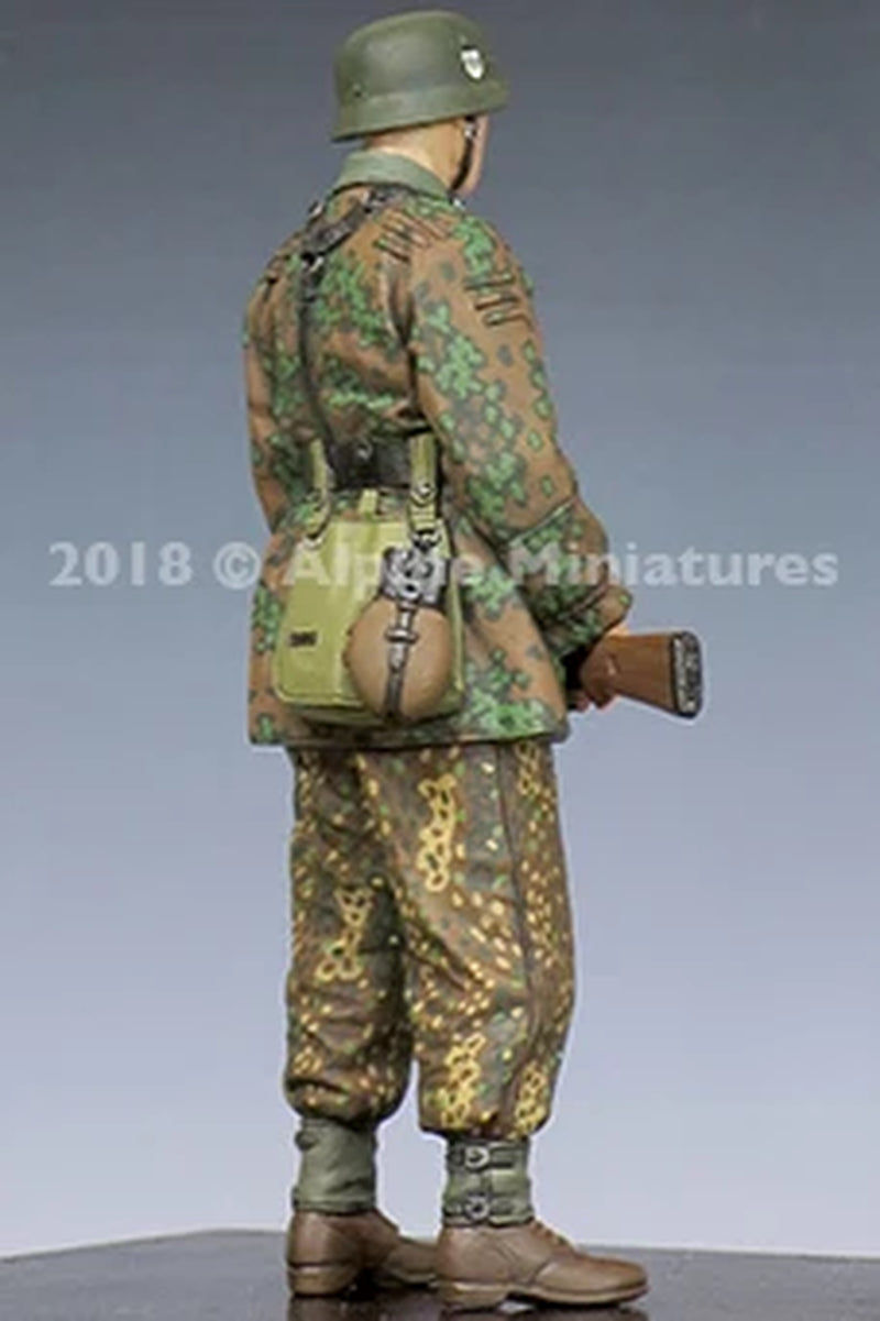 WWII German Grenadier Splinter Camo with K98 Rifle 1/35 Resin Figure - resin model view 4