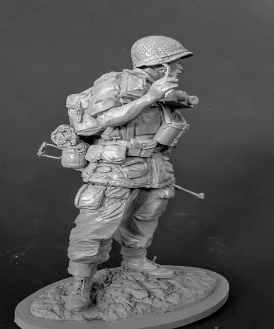 WWII US Airborne Paratrooper in Combat Pose with Submachine Gun 1/16 Resin Figure Kit - resin model view 2