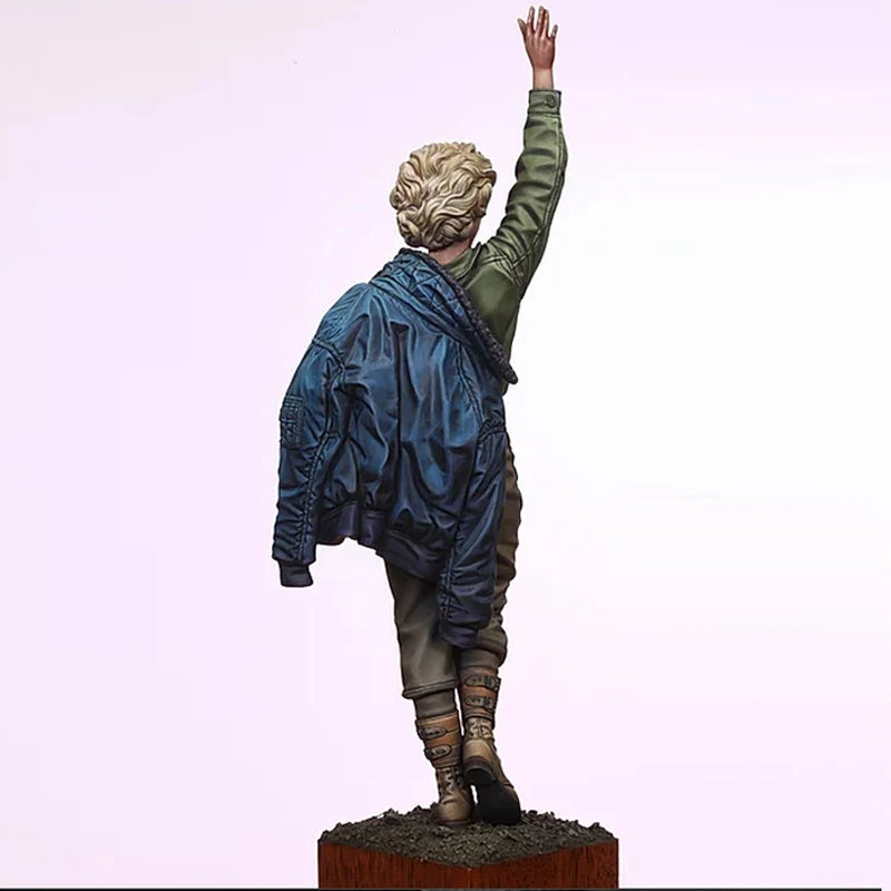 1950s Female Pinup Soldier with Victory Pose 1/16 Resin Figure Kit - resin model view 5