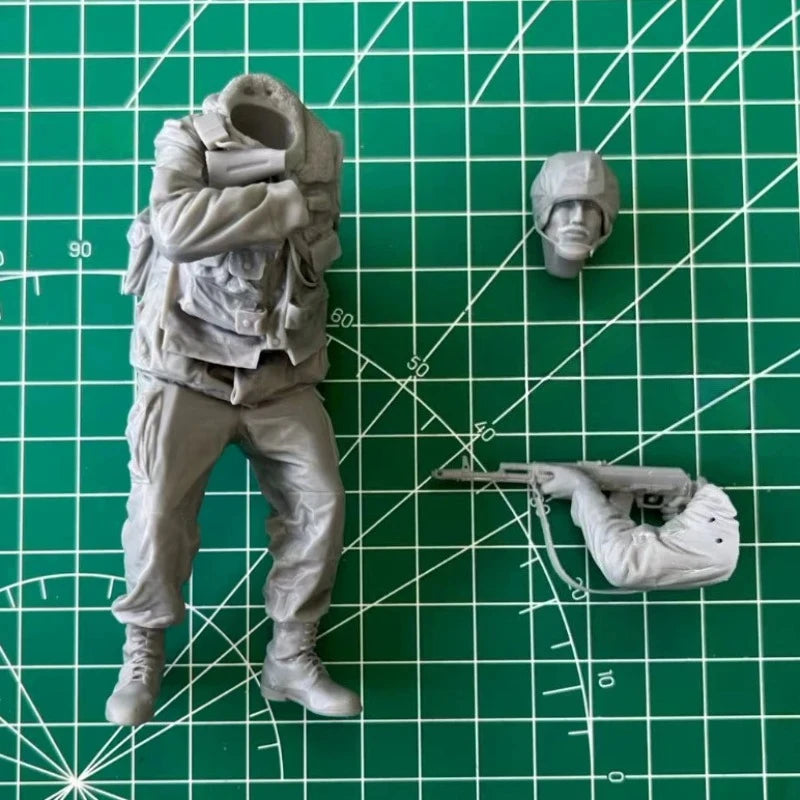 Modern Russian Soldier Aiming Pistol 1/16 Resin Figure Kit - resin model view 3