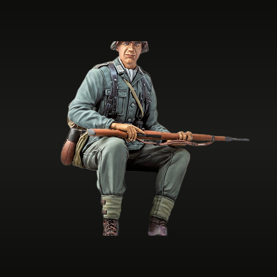 WWII German Wehrmacht Infantryman Seated K98 1/16 Resin Figure Kit - unpainted resin model kit