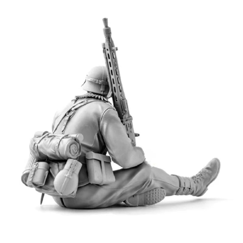 WWII German MG42 Machine Gunner Captain 1/16 Resin Figure Kit - 1/16 resin model view 4