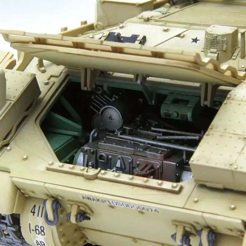 Modern US M2A3 Bradley Infantry Fighting Vehicle 1/35 Resin Model Kit - 1/35 resin model view 2