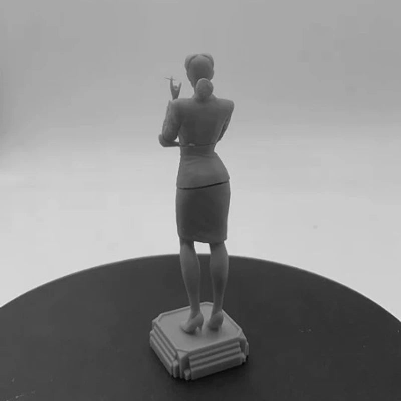 1950s Film Noir Femme Fatale with Cigarette 1/24 Resin Figure - 1/24 resin model view 2