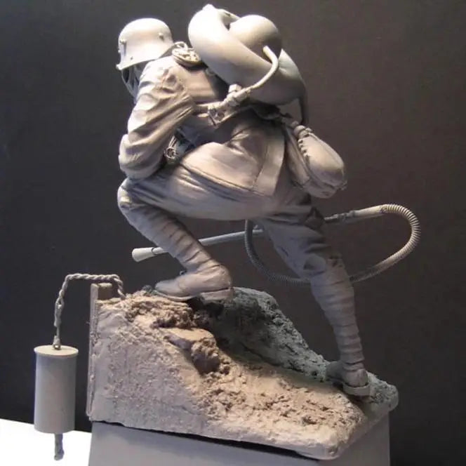 WWI Soldier with Gas Mask 1/16 Resin Figure Kit Unpainted - 1/16 resin model view 4