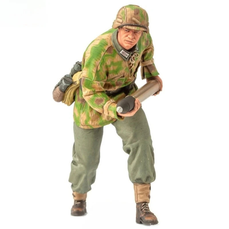 WWII German Artillery Loader 1/16 Resin Figure Kit - 1/16 resin model view 2