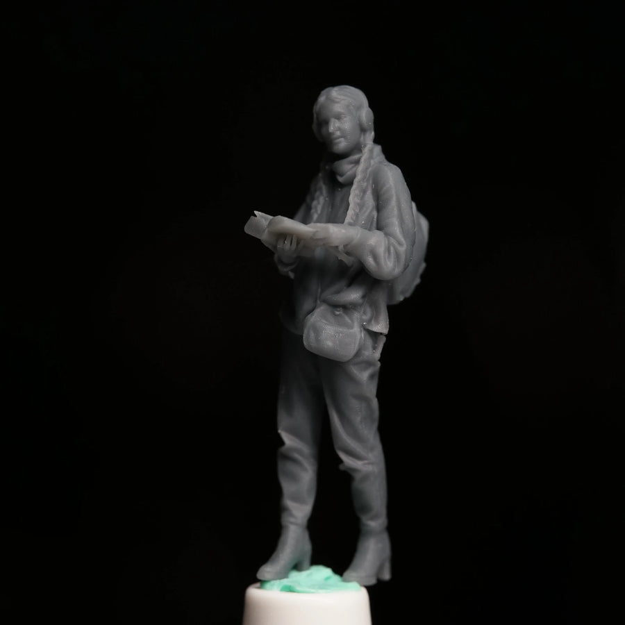 1/64 Casual Woman with Tablet Resin Figure Kit - 1/64 resin model view 3