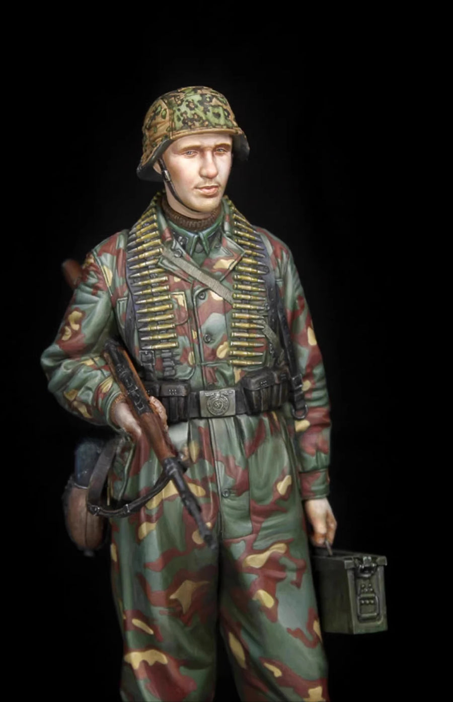 WWII German 12th SS Panzer Division Armored Soldier 1/16 Resin Figure Kit - 1/16 resin model view 4