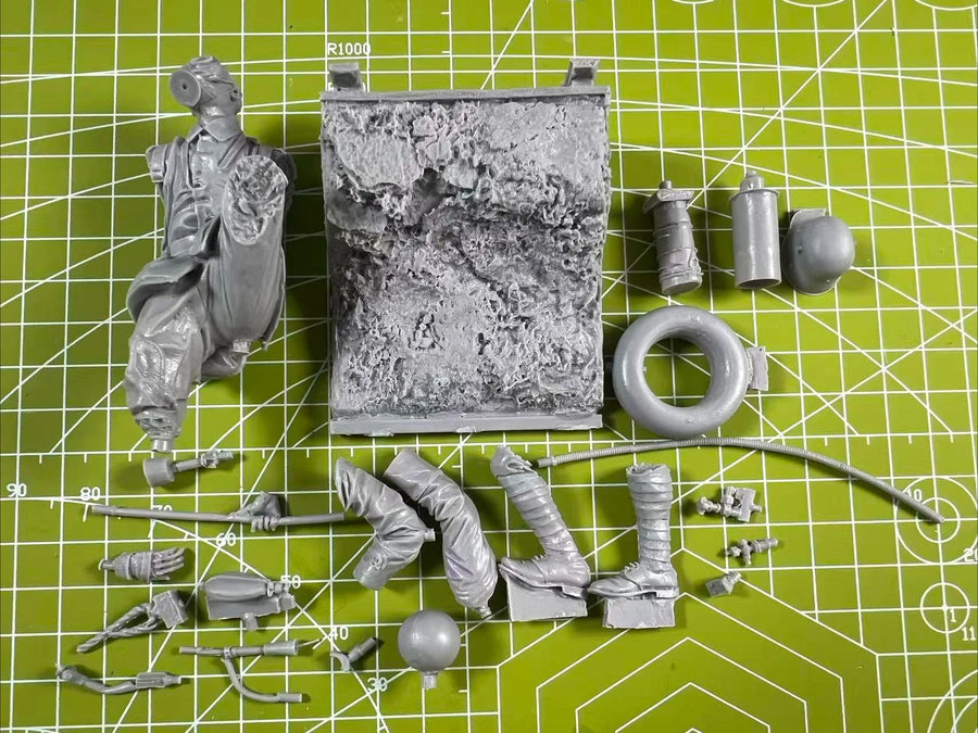 WWI Soldier with Gas Mask 1/16 Resin Figure Kit Unpainted - 1/16 resin model view 2
