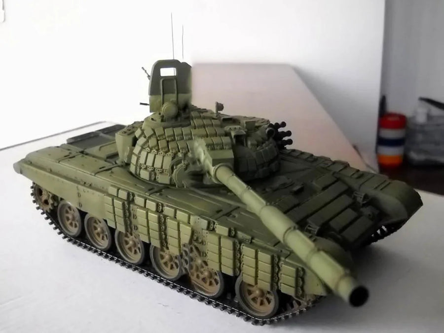 Russian T-72B Main Battle Tank 1/35 Resin Model Kit - 1/35 resin model view 2