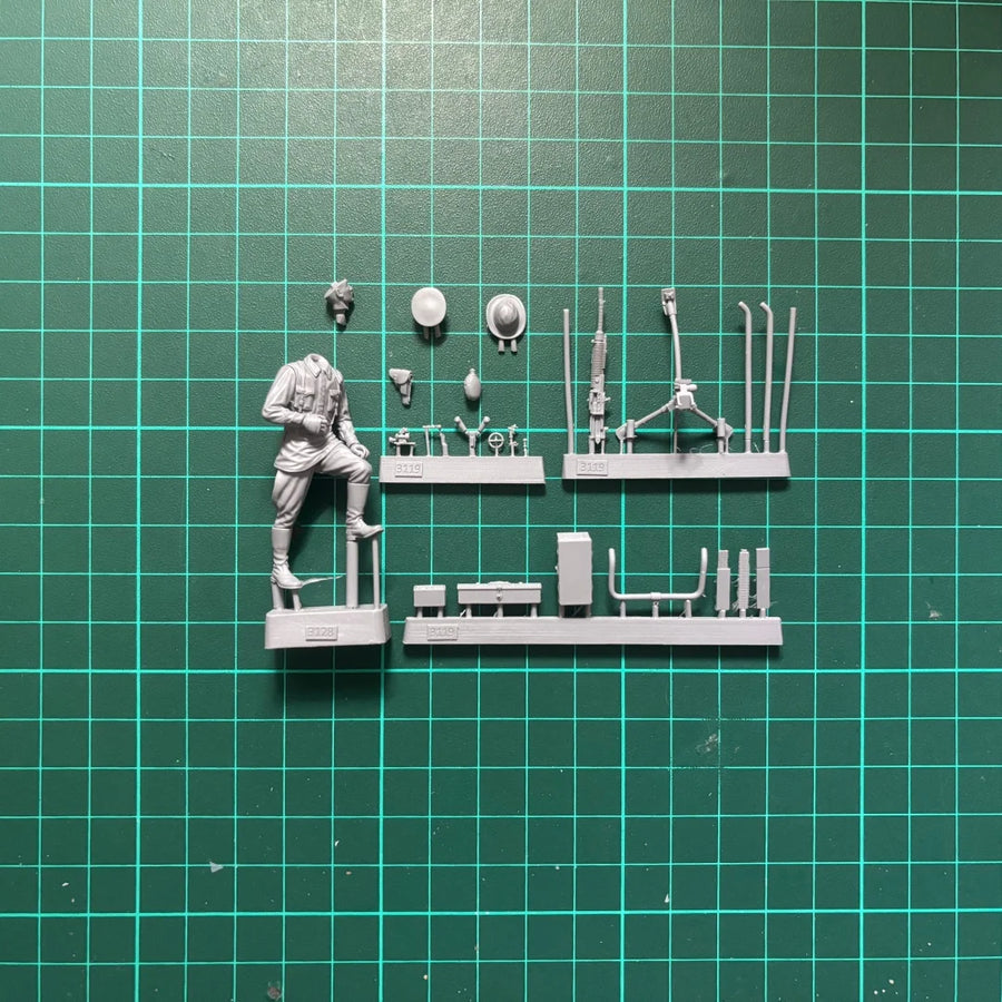 Soviet Red Army Officer 1/35 Resin Figure Kit with Maxim Gun - 1/35 resin model view 5