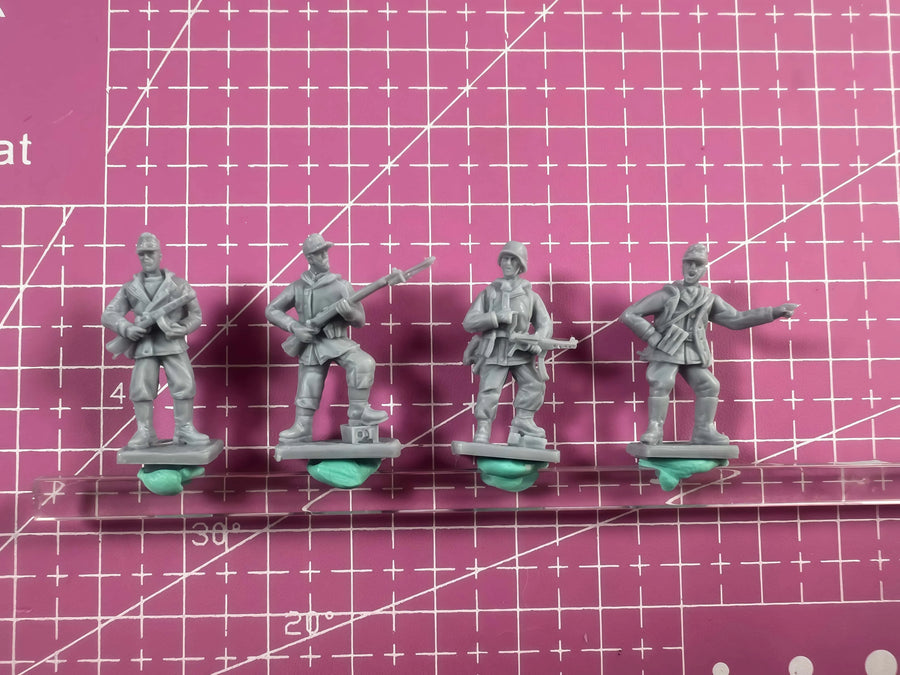 WWII Infantry Squad Throwing Grenades 4-Figure Set 1/72 Resin Kit - 1/72 resin model view 2