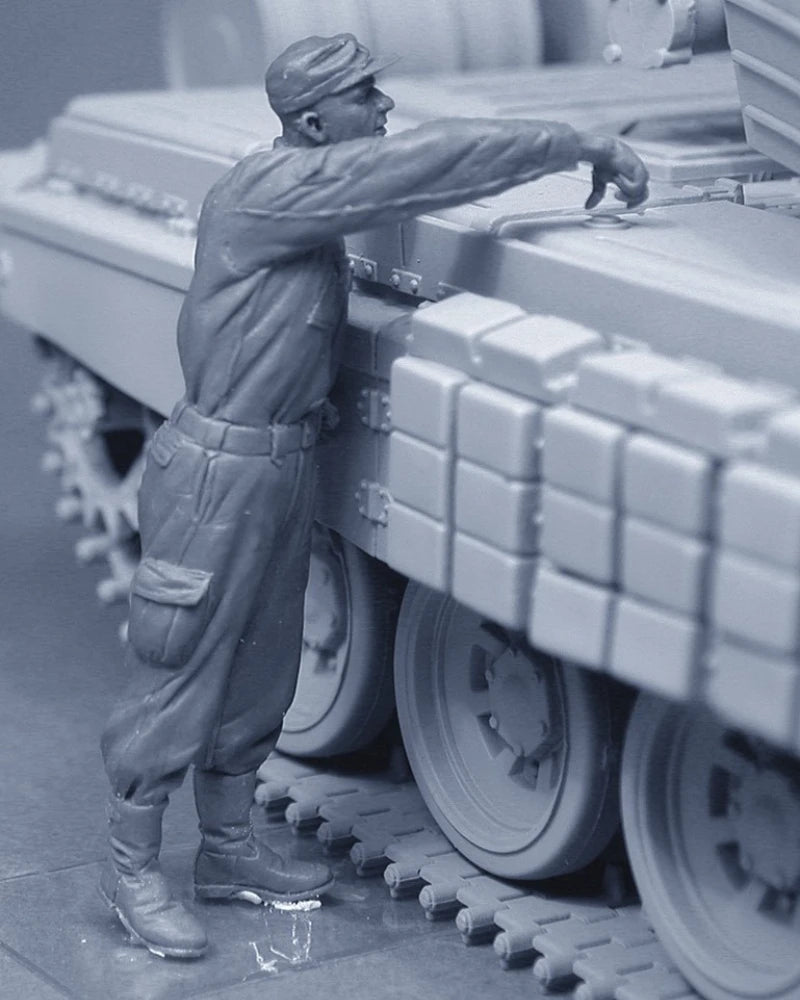 Modern Russian Tank Mechanic 3-Figure Set 1/35 Resin Kit - 1/35 resin model view 2