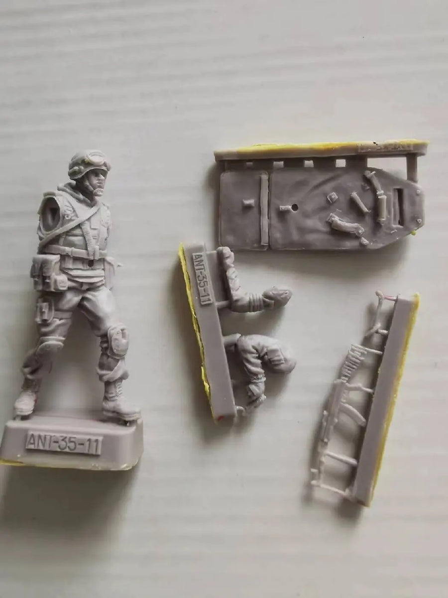 Modern Military Operator/Soldier Single Figure 1/35 Resin Kit - resin model view 2