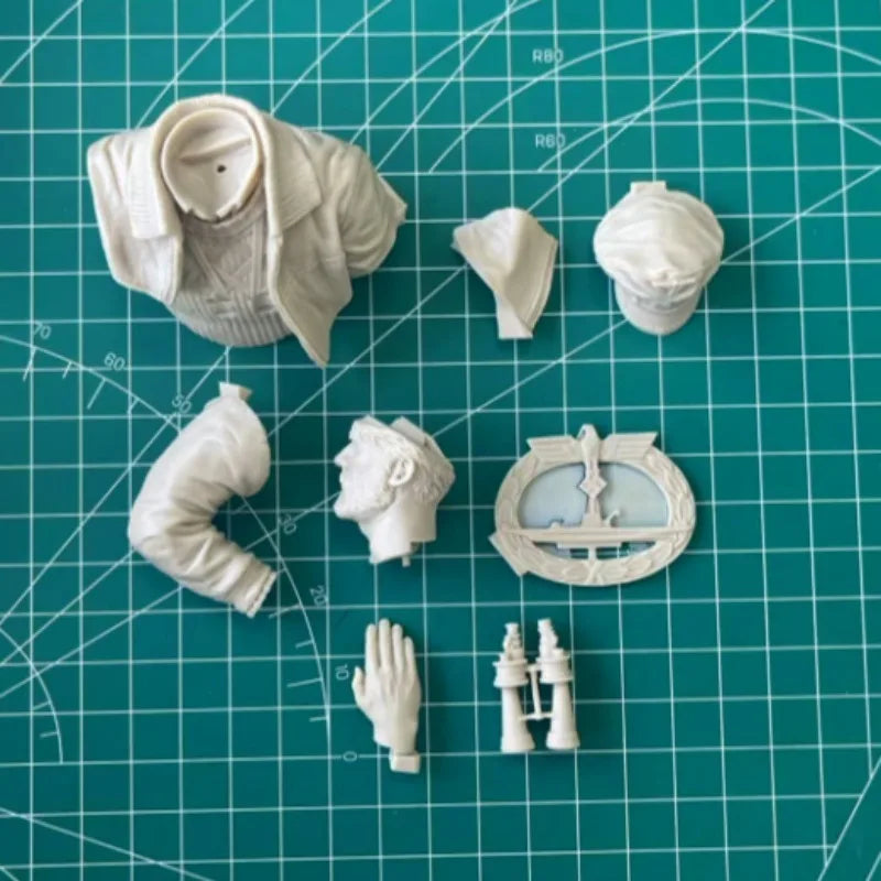 WWII Aviator or Observer with Binoculars 1/10 Resin Bust Kit - resin model view 4