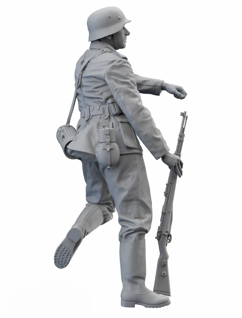 WWII German Wehrmacht Infantryman 1/16 Resin Figure Kit - 1/16 resin model view 4