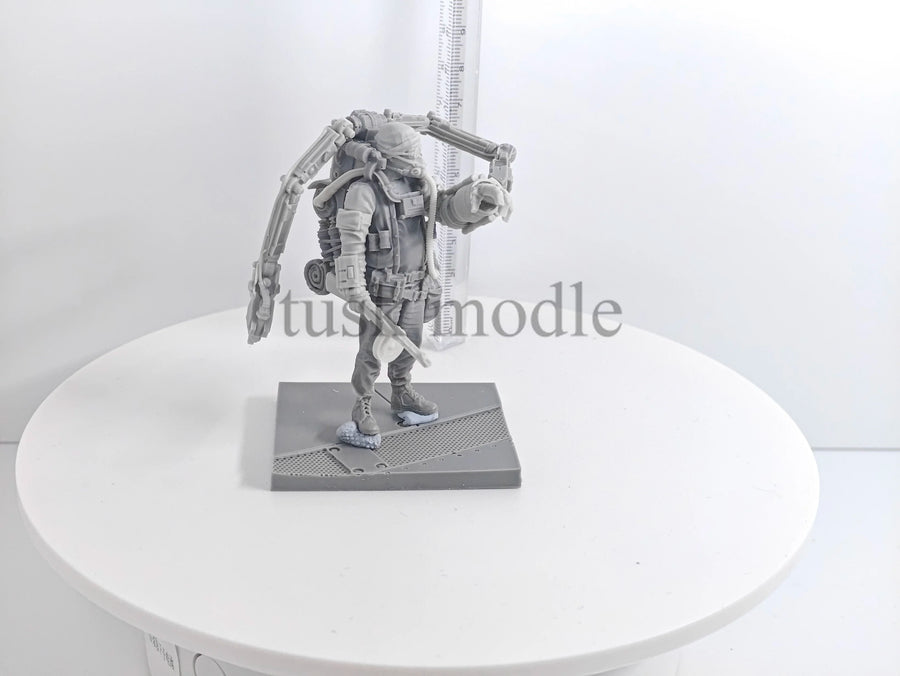 Stranger 90 Exosuit Soldier 1/24 Scale Resin Figure Kit - 1/24 resin model view 3