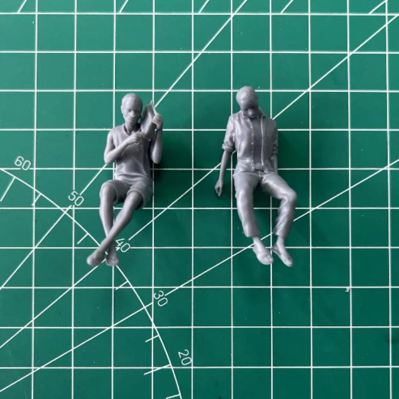 Modern Casual Seated Figures 2-Pack 1/35 Resin Model Kit - 1/35 resin model view 2
