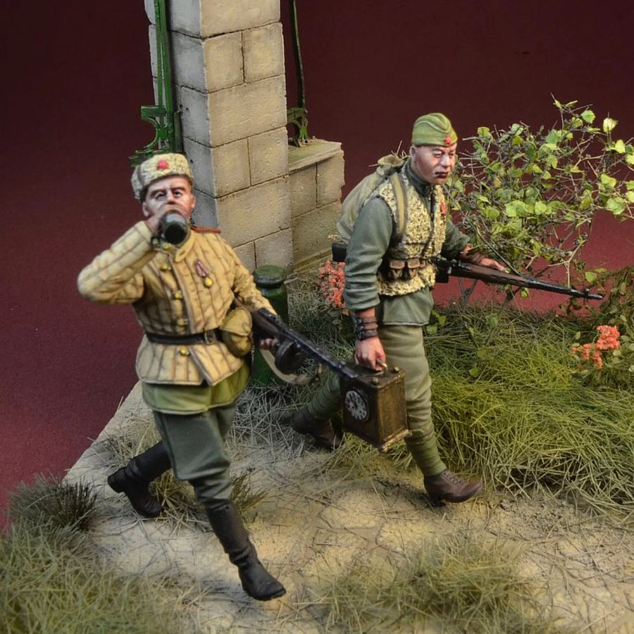 WWII Soviet Military Personnel with Wheelbarrow 1/35 Resin Diorama Set - 1/35 resin model view 4