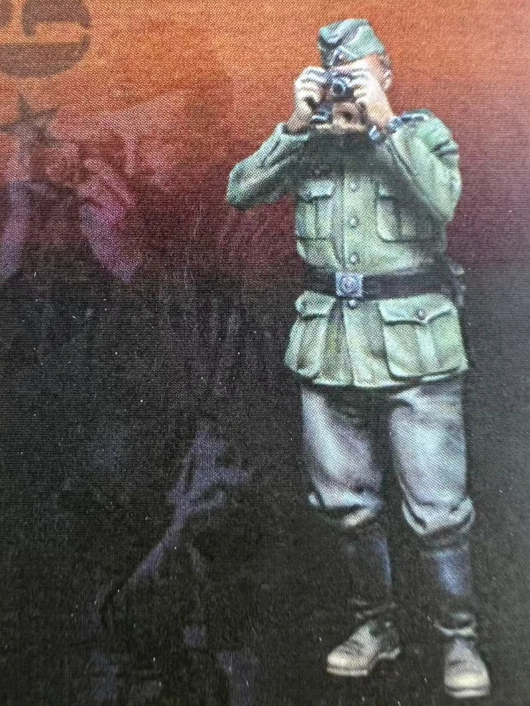 WWII War Photographer with Camera 1/35 Scale Resin Figure Kit - 1/35 resin model view 2