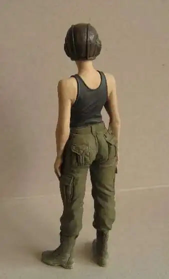 Female Commander Ma.K 1/20 Scale Resin Figure Kit - 1/20 resin model view 3